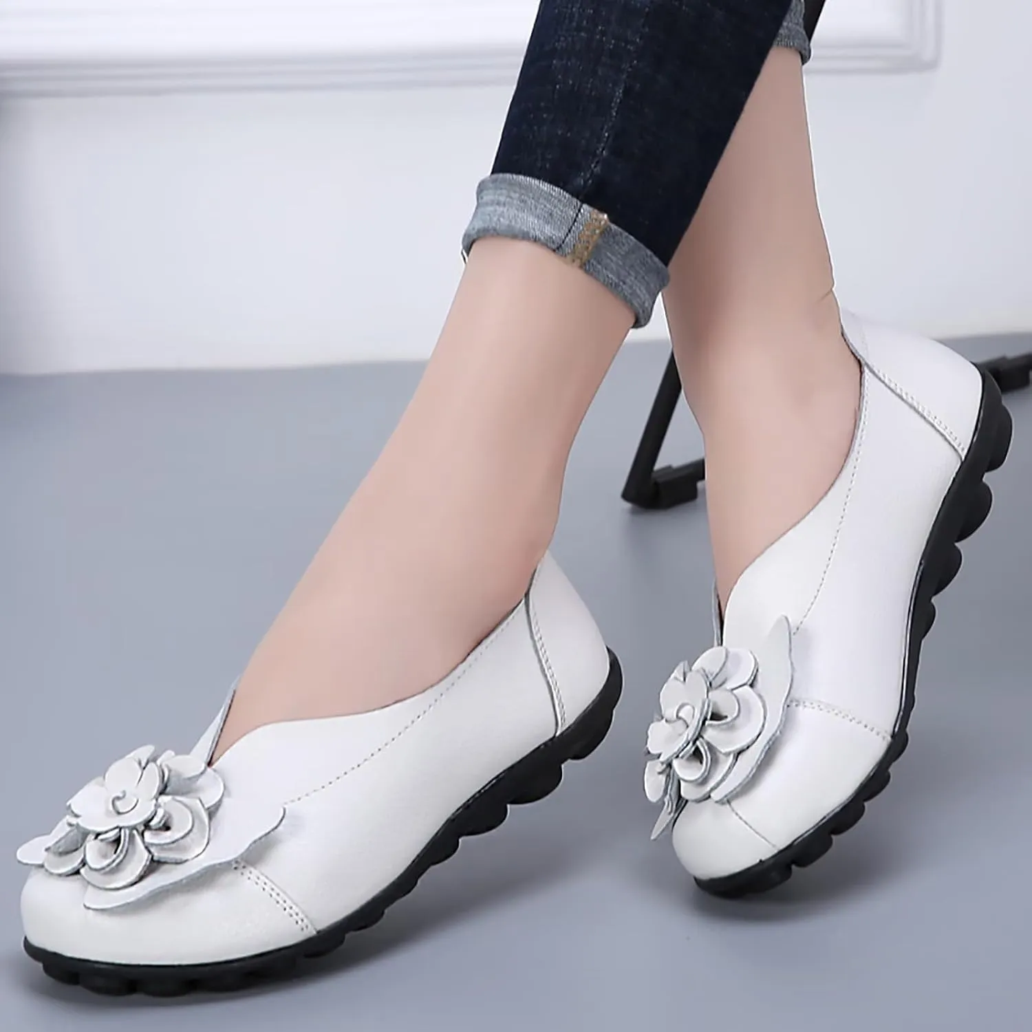 Womens Genuine Leather Loafers Wide Width Slip on Casual Round Toe Moccasins Driving Flats Lightweight Mom Nurse Walking Shoes